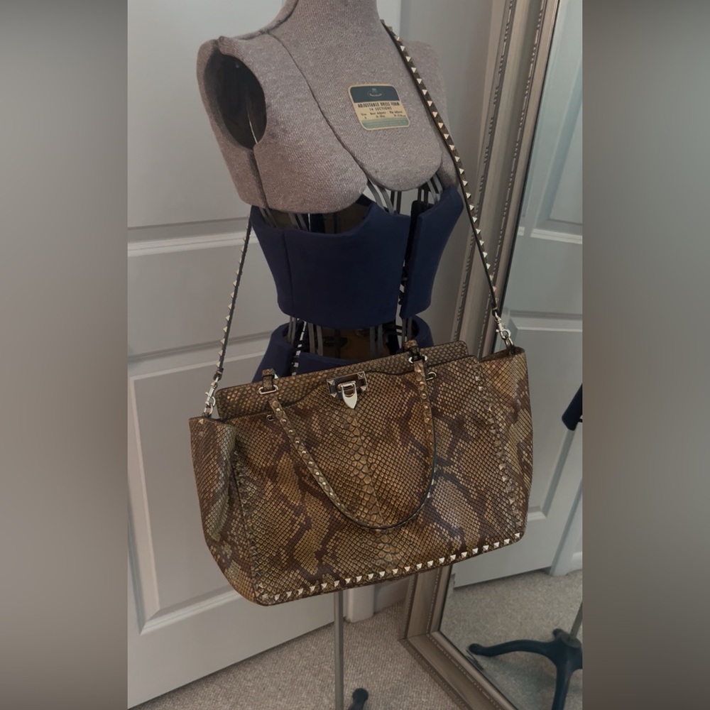 Valentino Garavani Rockstud Reptile Bag – New with Tags - Picture 9 of 17